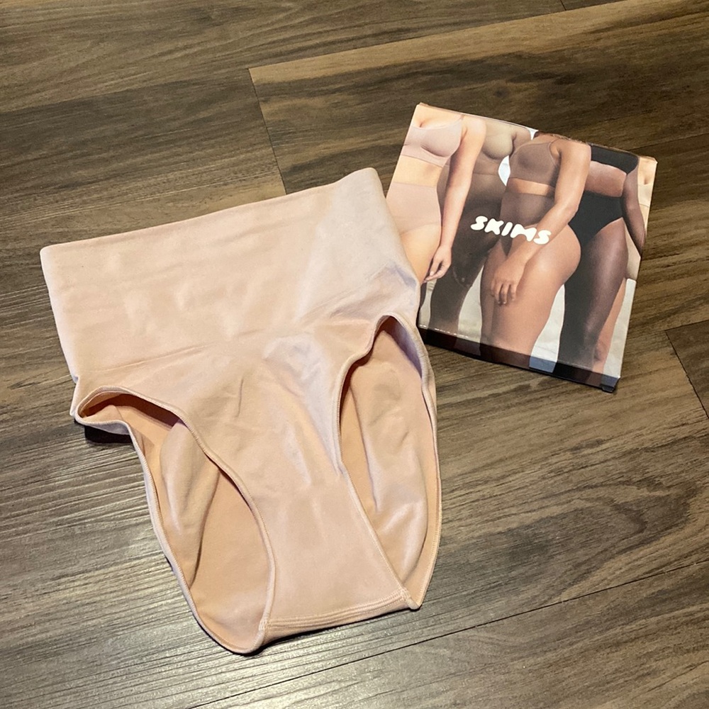 SKIMS core control briefs - Mica S/M